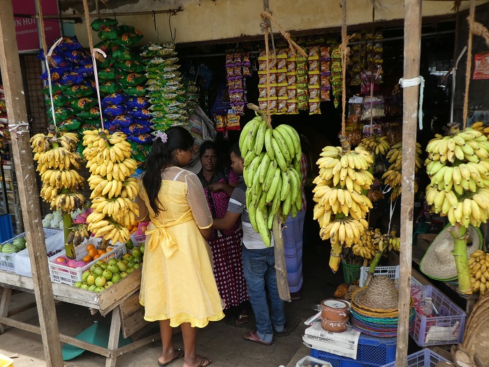 Didn't we already have a photo about bananas today? Since there are 25 varieties in the country, I suppose a second on is allowed, especially when the lady is wearing a banana-colored dress!